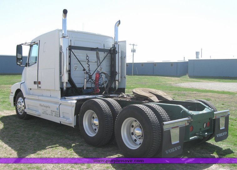image for item 3972 1998 Volvo VNL64T420 semi tractor