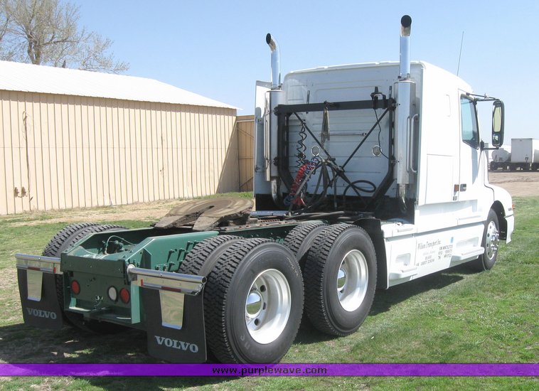 image for item 3972 1998 Volvo VNL64T420 semi tractor