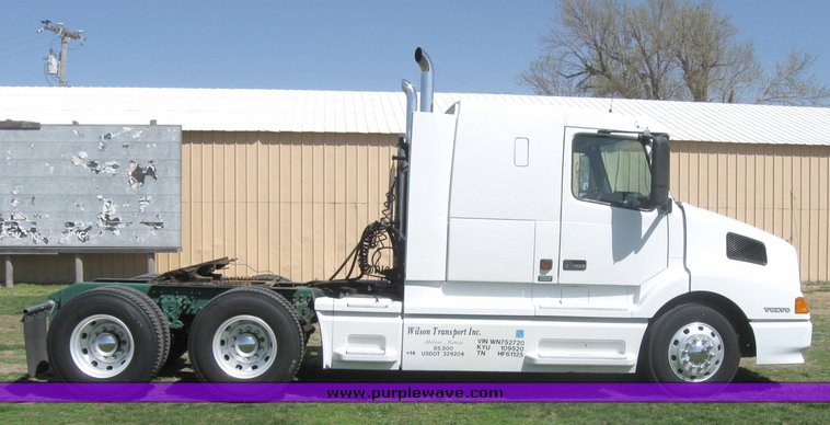 image for item 3972 1998 Volvo VNL64T420 semi tractor