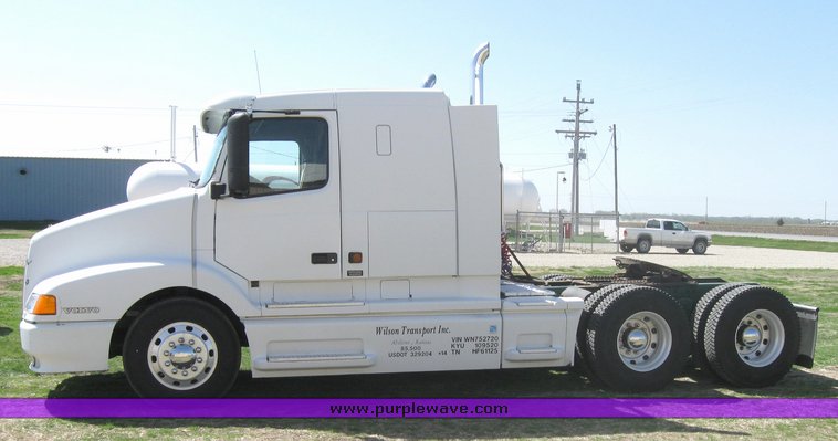 image for item 3972 1998 Volvo VNL64T420 semi tractor