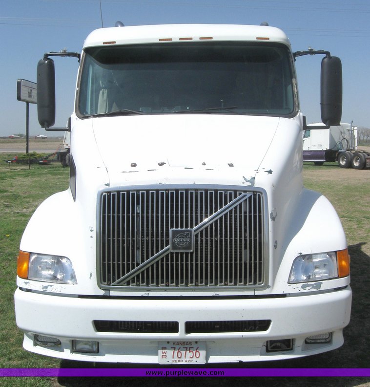 image for item 3972 1998 Volvo VNL64T420 semi tractor