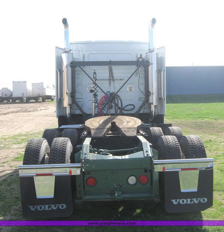 image for item 3972 1998 Volvo VNL64T420 semi tractor