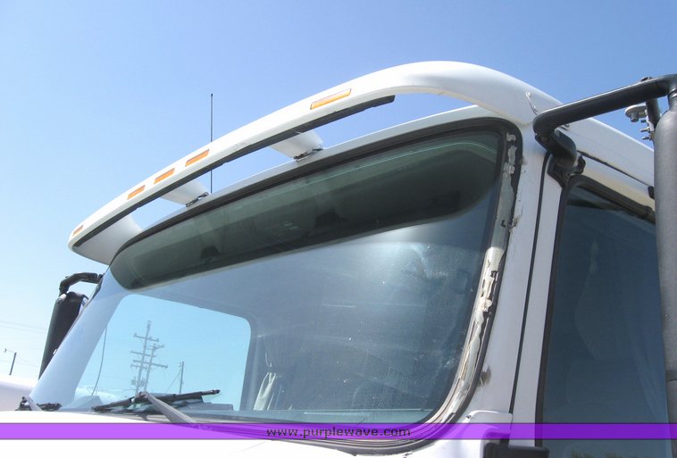 image for item 3972 1998 Volvo VNL64T420 semi tractor