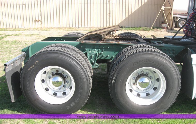 image for item 3972 1998 Volvo VNL64T420 semi tractor