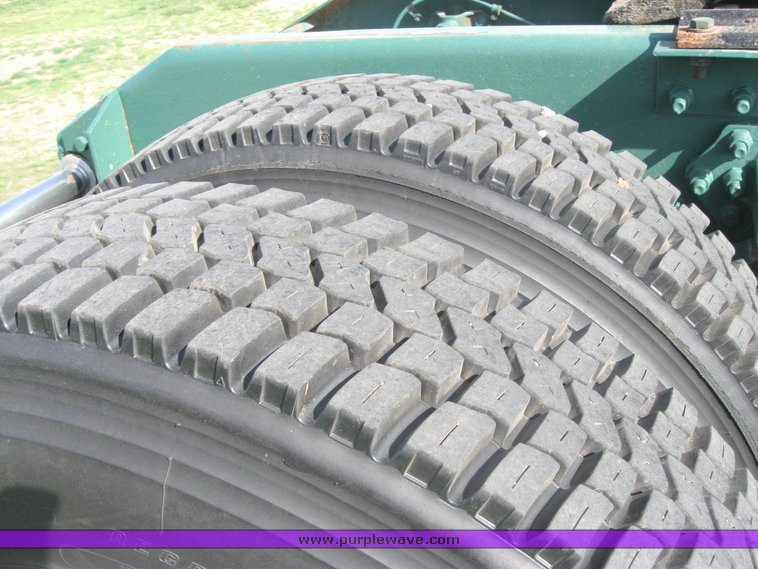 image for item 3972 1998 Volvo VNL64T420 semi tractor