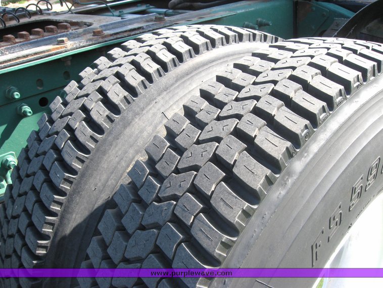 image for item 3972 1998 Volvo VNL64T420 semi tractor