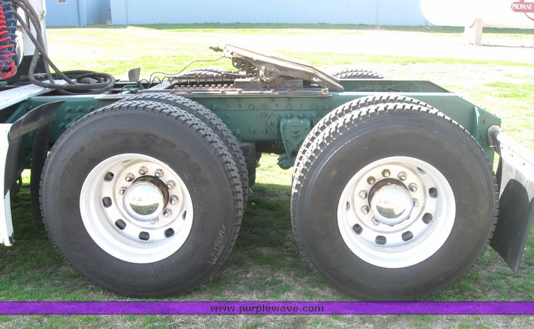 image for item 3972 1998 Volvo VNL64T420 semi tractor