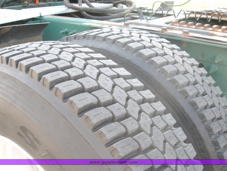 image for item 3972 1998 Volvo VNL64T420 semi tractor