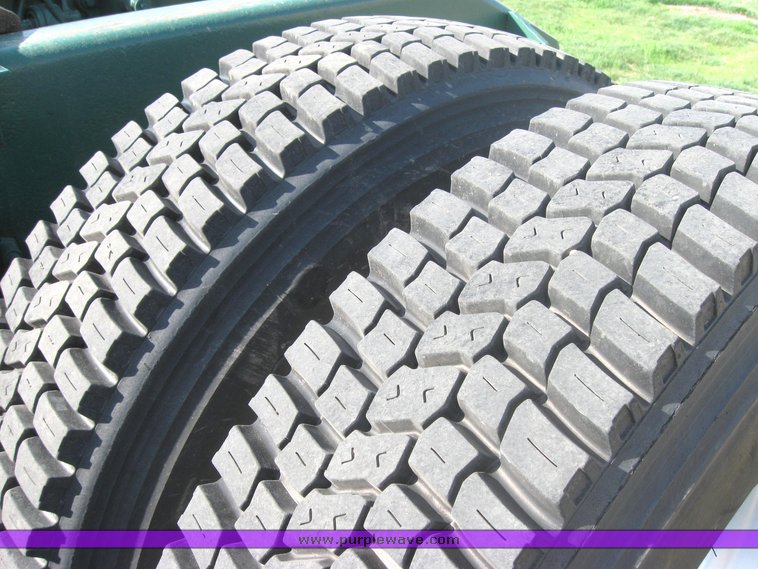 image for item 3972 1998 Volvo VNL64T420 semi tractor