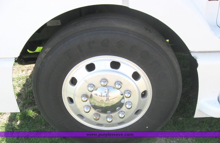 image for item 3972 1998 Volvo VNL64T420 semi tractor