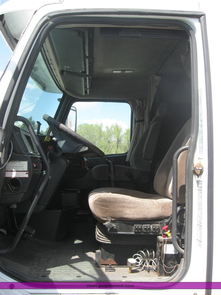 image for item 3972 1998 Volvo VNL64T420 semi tractor