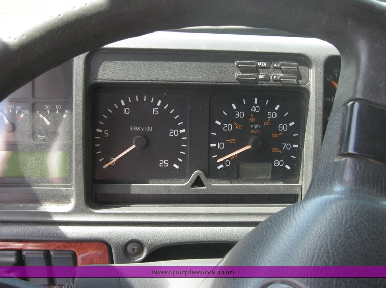 image for item 3972 1998 Volvo VNL64T420 semi tractor