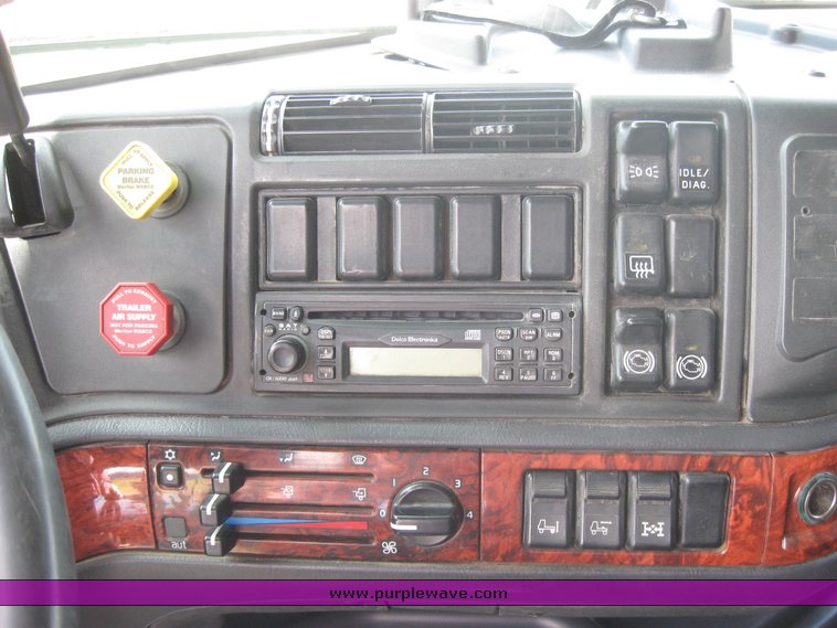 image for item 3972 1998 Volvo VNL64T420 semi tractor