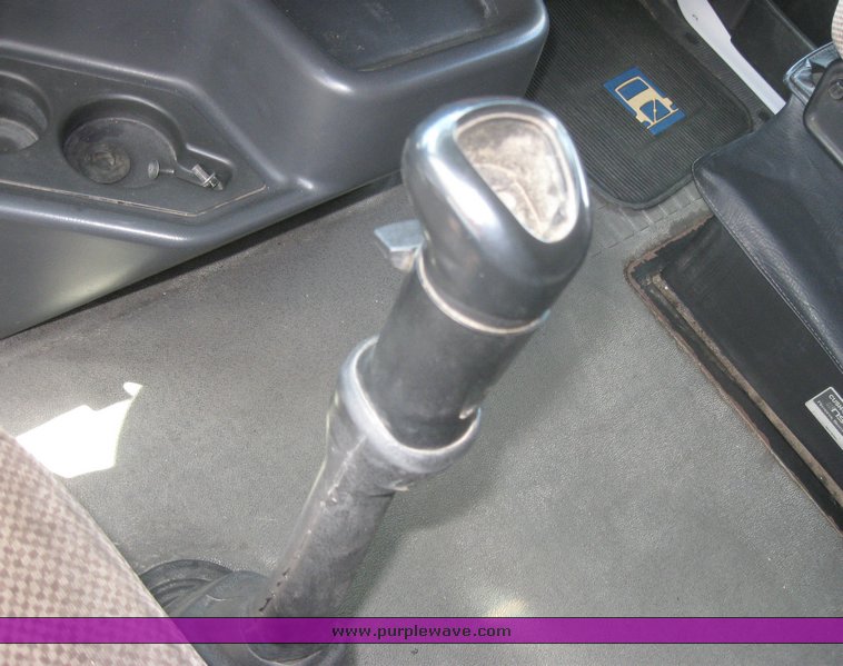 image for item 3972 1998 Volvo VNL64T420 semi tractor