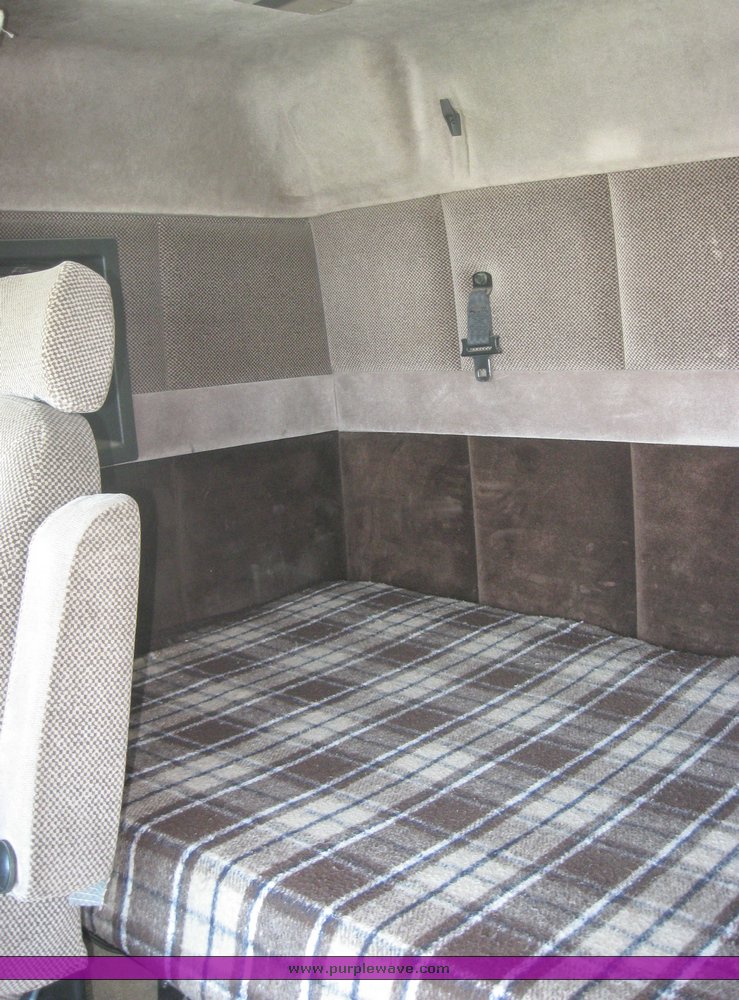 image for item 3972 1998 Volvo VNL64T420 semi tractor