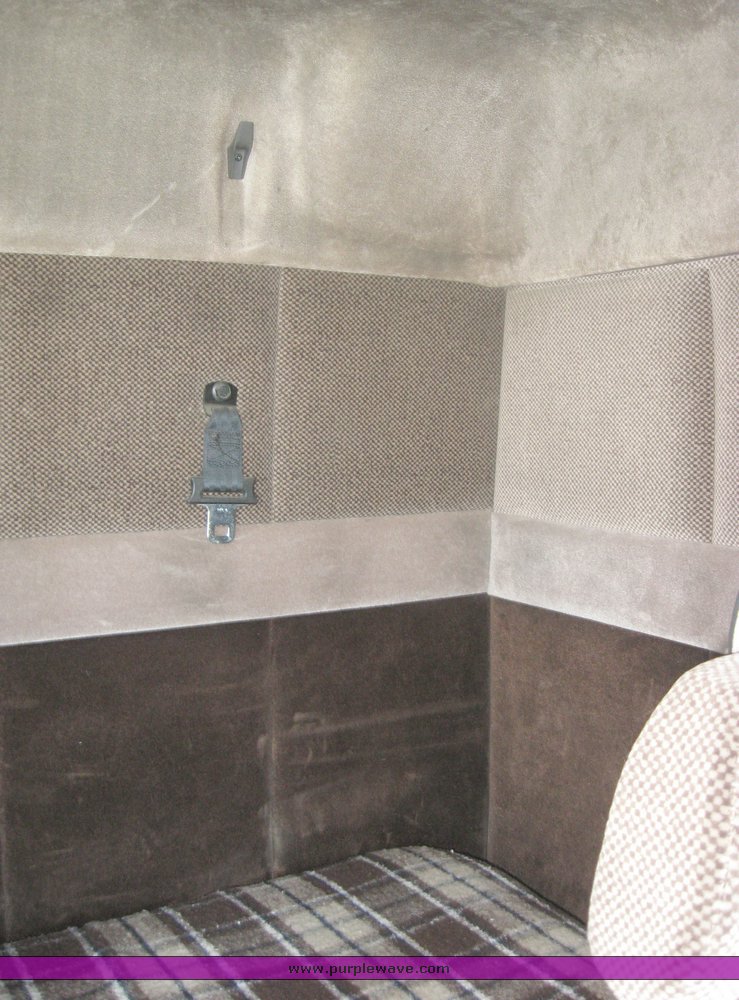 image for item 3972 1998 Volvo VNL64T420 semi tractor