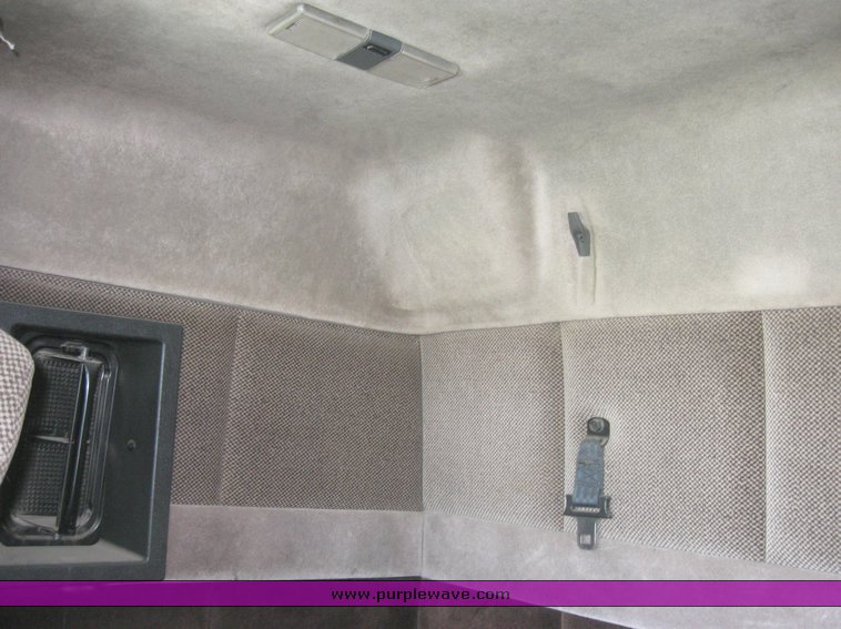 image for item 3972 1998 Volvo VNL64T420 semi tractor