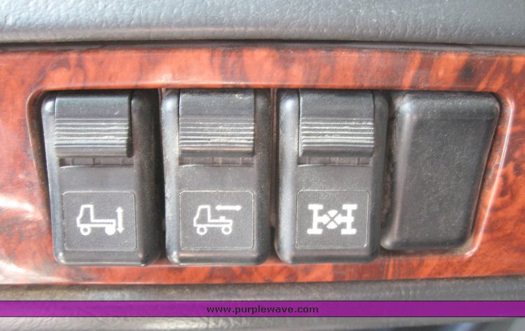 image for item 3972 1998 Volvo VNL64T420 semi tractor