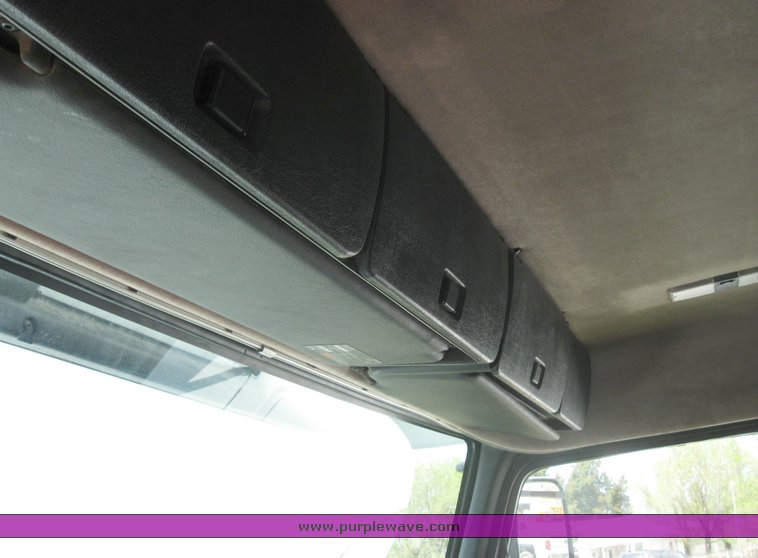 image for item 3972 1998 Volvo VNL64T420 semi tractor