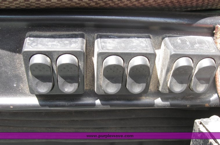 image for item 3972 1998 Volvo VNL64T420 semi tractor