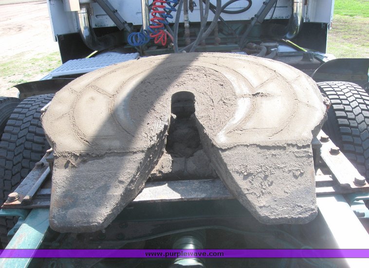 image for item 3972 1998 Volvo VNL64T420 semi tractor