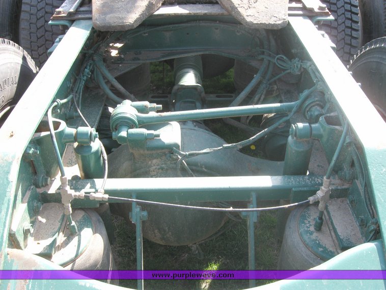 image for item 3972 1998 Volvo VNL64T420 semi tractor