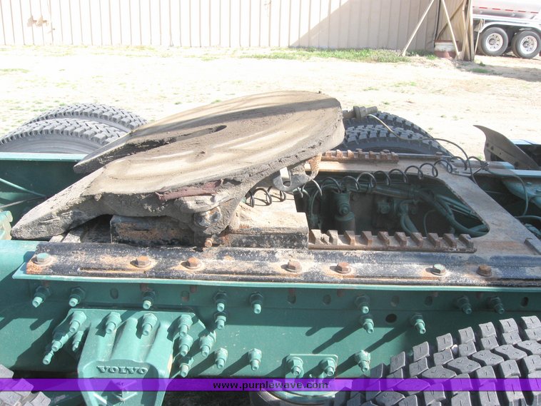 image for item 3972 1998 Volvo VNL64T420 semi tractor