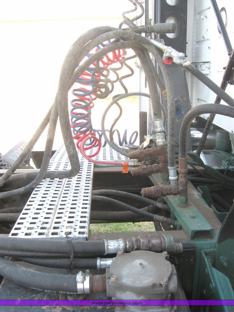 image for item 3972 1998 Volvo VNL64T420 semi tractor