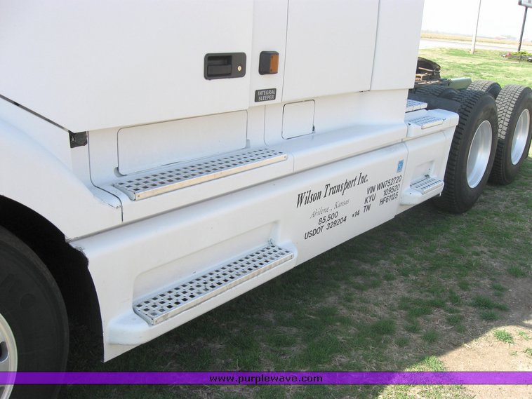 image for item 3972 1998 Volvo VNL64T420 semi tractor