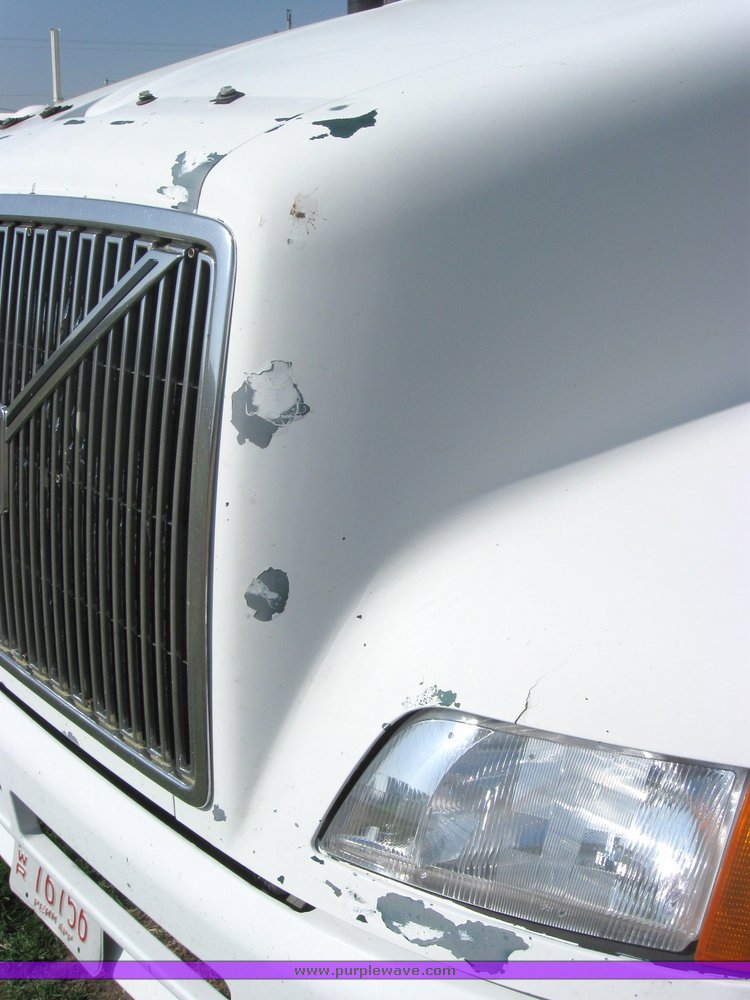 image for item 3972 1998 Volvo VNL64T420 semi tractor