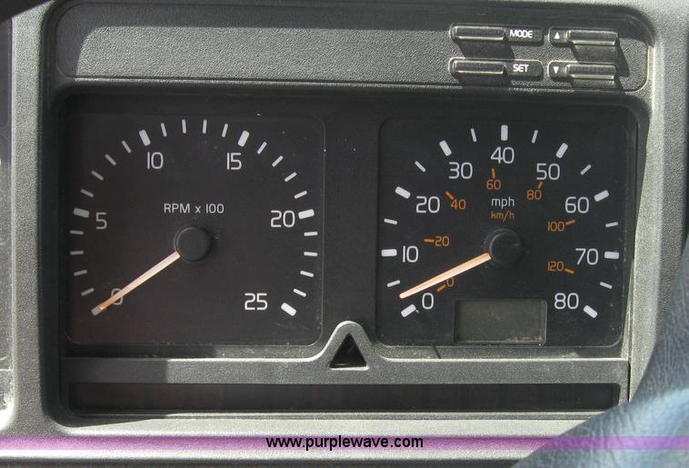 image for item 3972 1998 Volvo VNL64T420 semi tractor