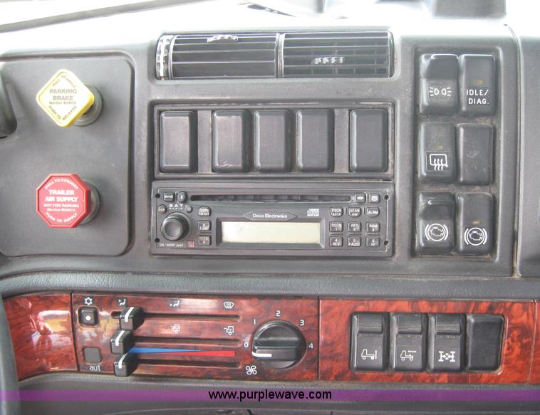 image for item 3972 1998 Volvo VNL64T420 semi tractor