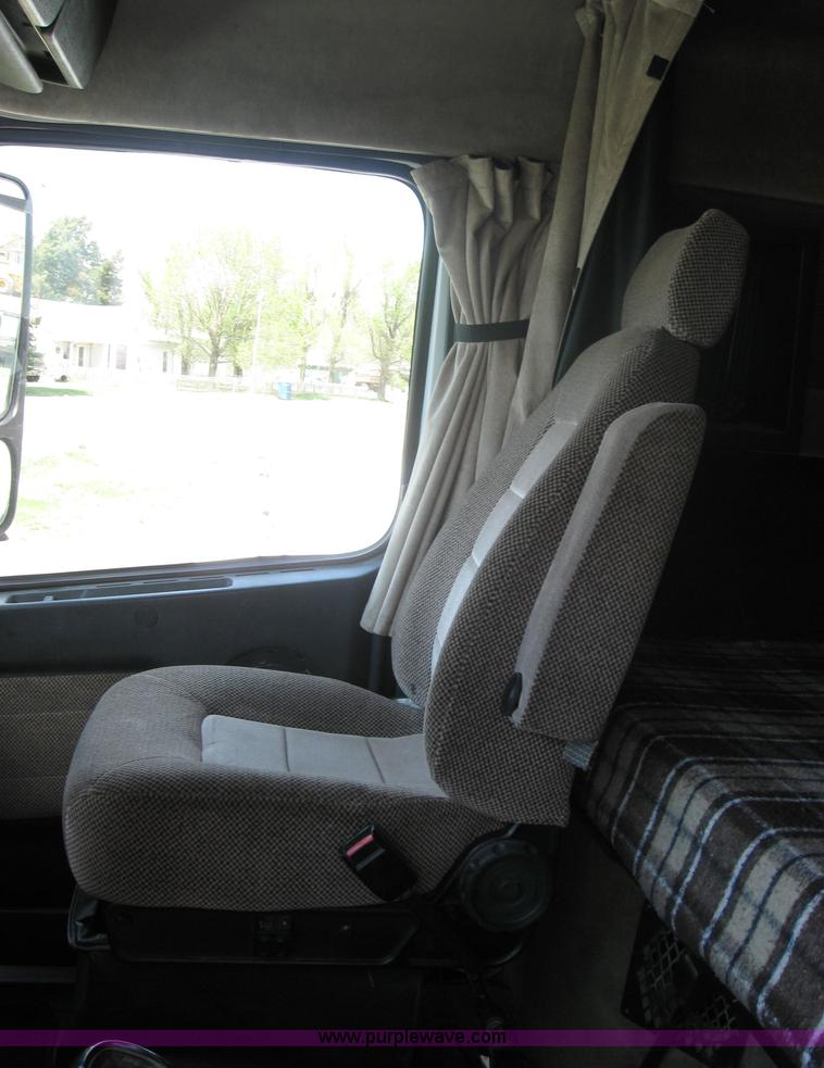 image for item 3972 1998 Volvo VNL64T420 semi tractor