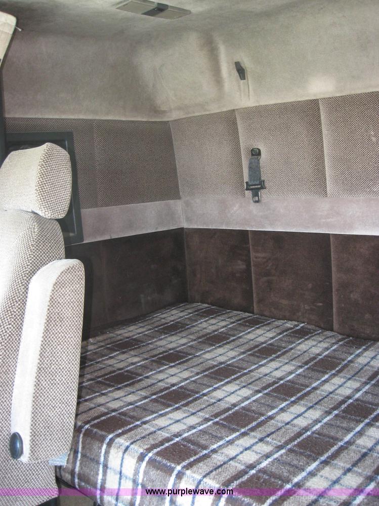 image for item 3972 1998 Volvo VNL64T420 semi tractor