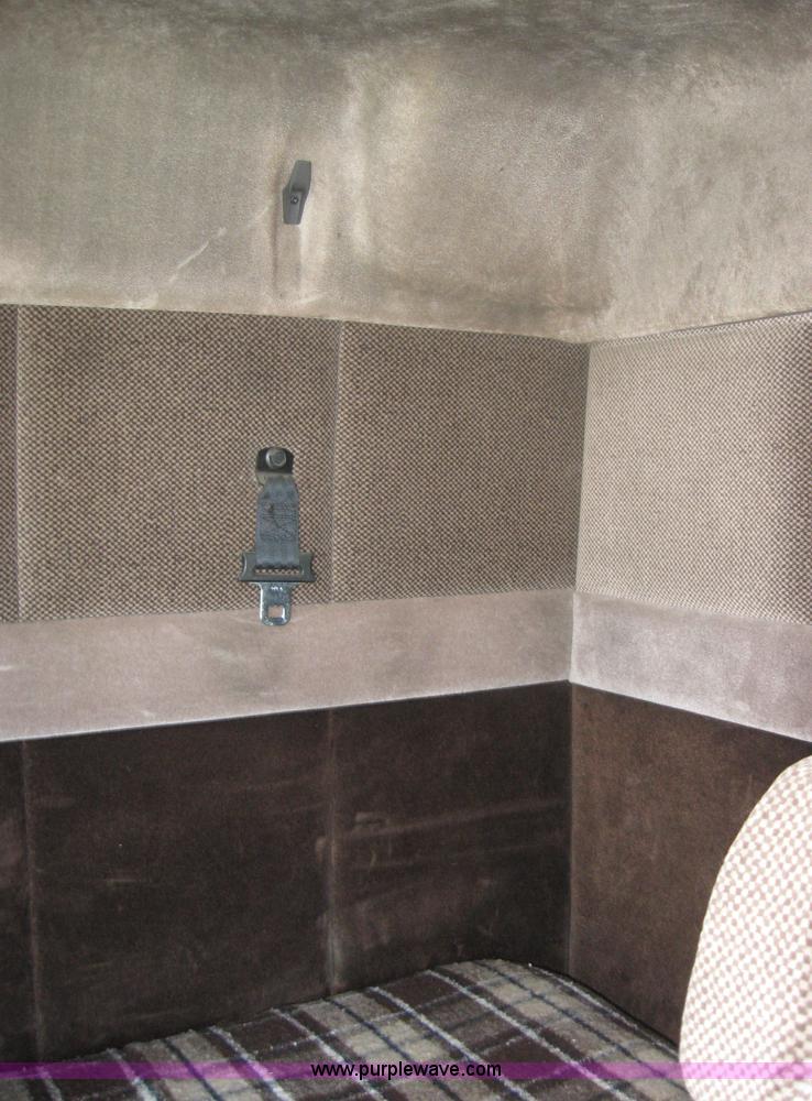 image for item 3972 1998 Volvo VNL64T420 semi tractor