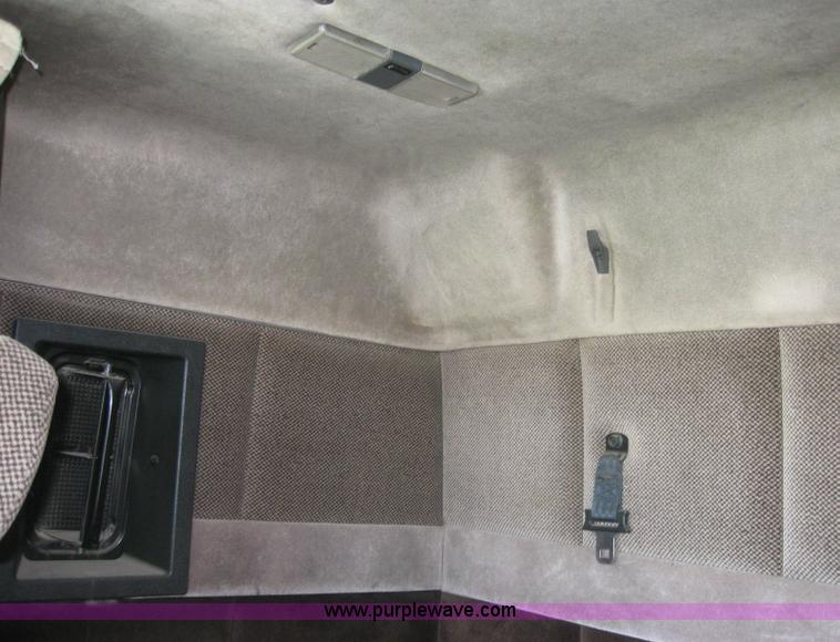 image for item 3972 1998 Volvo VNL64T420 semi tractor