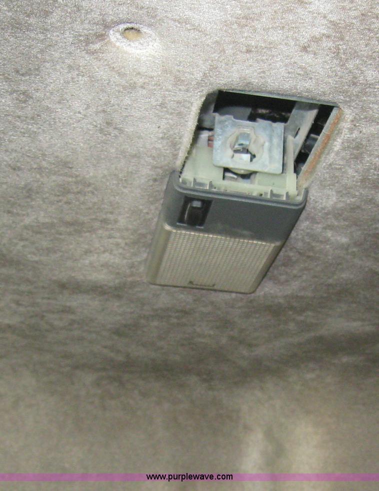 image for item 3972 1998 Volvo VNL64T420 semi tractor