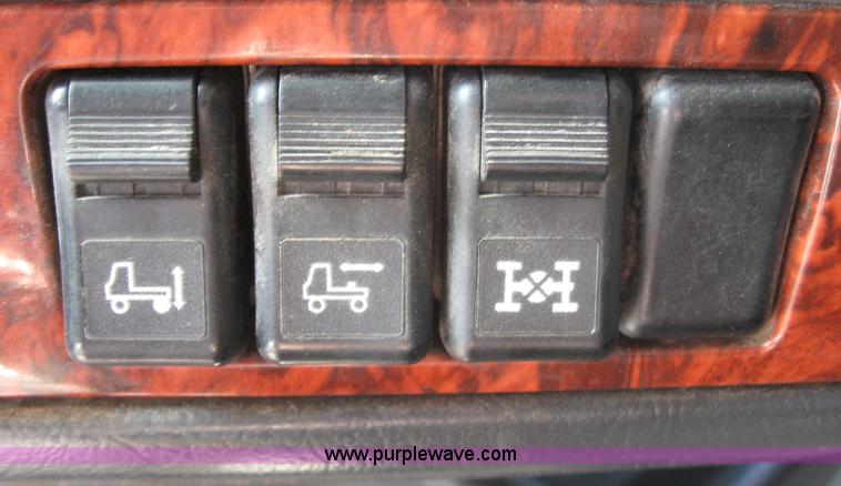 image for item 3972 1998 Volvo VNL64T420 semi tractor