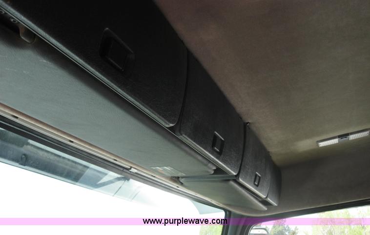 image for item 3972 1998 Volvo VNL64T420 semi tractor