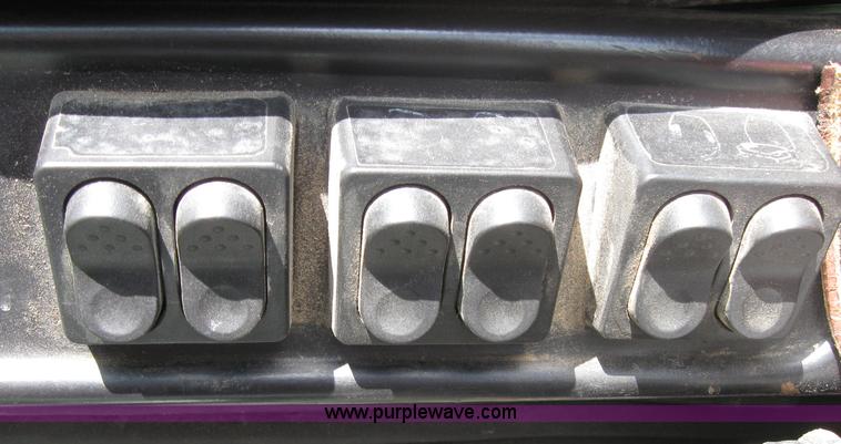 image for item 3972 1998 Volvo VNL64T420 semi tractor