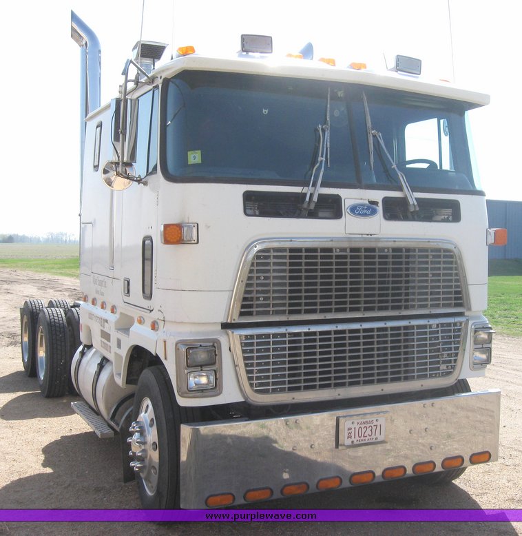 image for item 3973 1987 Ford High Tilt CLT9000 semi tractor