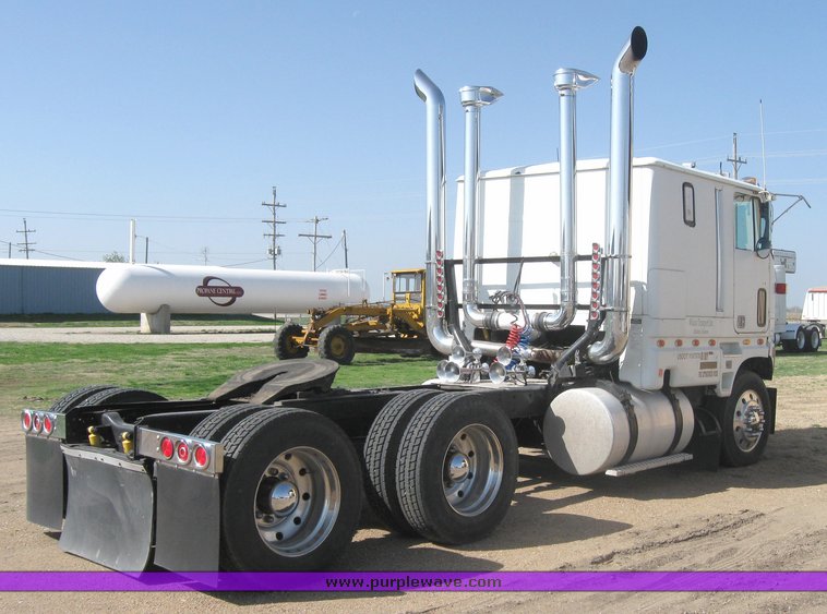 image for item 3973 1987 Ford High Tilt CLT9000 semi tractor