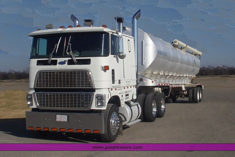 image for item 3973 1987 Ford High Tilt CLT9000 semi tractor