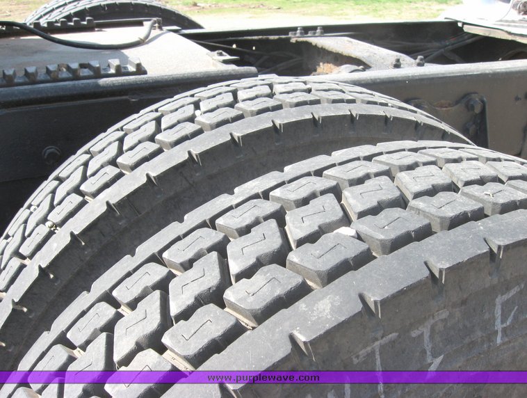 image for item 3973 1987 Ford High Tilt CLT9000 semi tractor