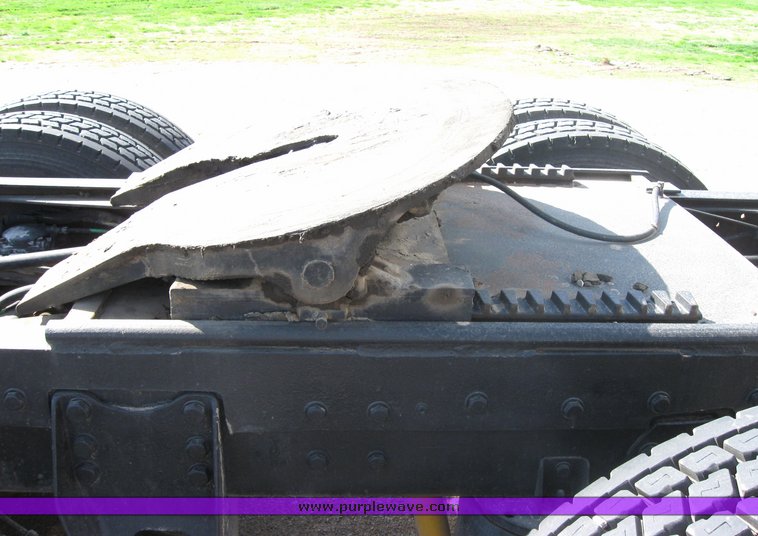 image for item 3973 1987 Ford High Tilt CLT9000 semi tractor