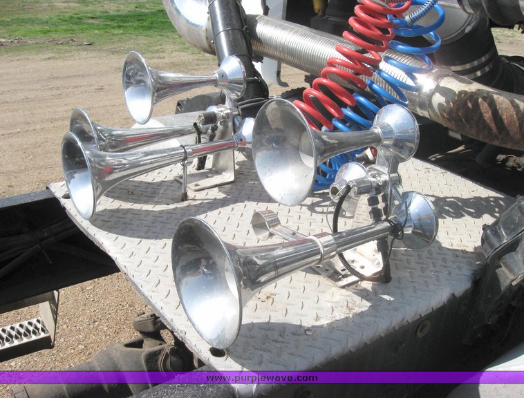 image for item 3973 1987 Ford High Tilt CLT9000 semi tractor