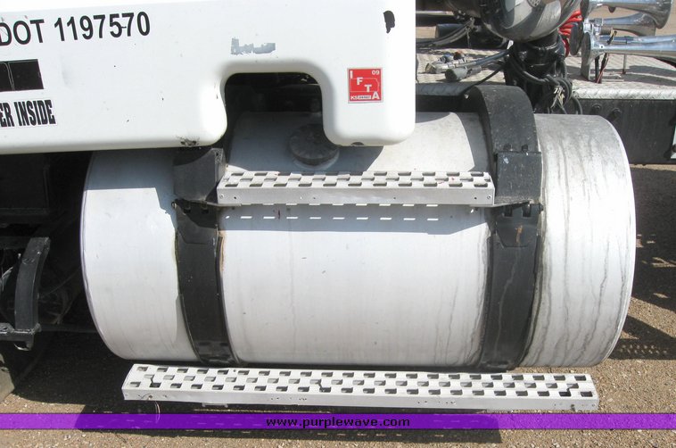 image for item 3973 1987 Ford High Tilt CLT9000 semi tractor