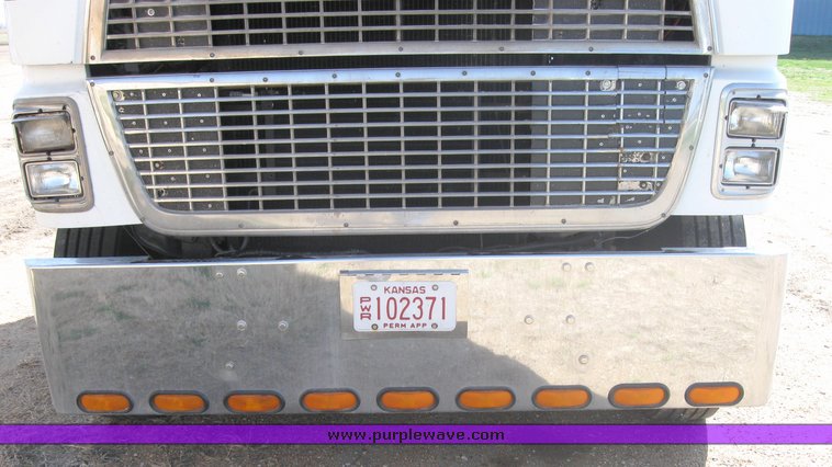 image for item 3973 1987 Ford High Tilt CLT9000 semi tractor