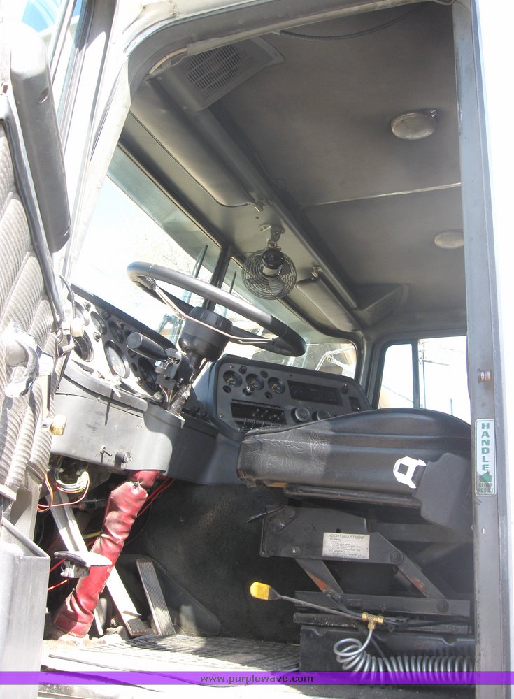 image for item 3973 1987 Ford High Tilt CLT9000 semi tractor