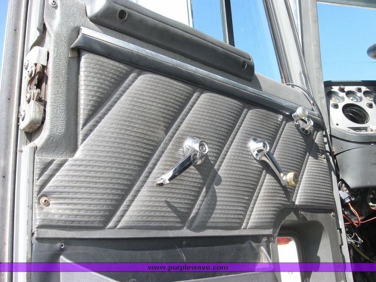 image for item 3973 1987 Ford High Tilt CLT9000 semi tractor